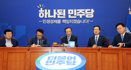 더불어민주당 이해찬 대표(가운데)가 3일 국회에서 열린 최고위원회의에서 발언하고 있다.